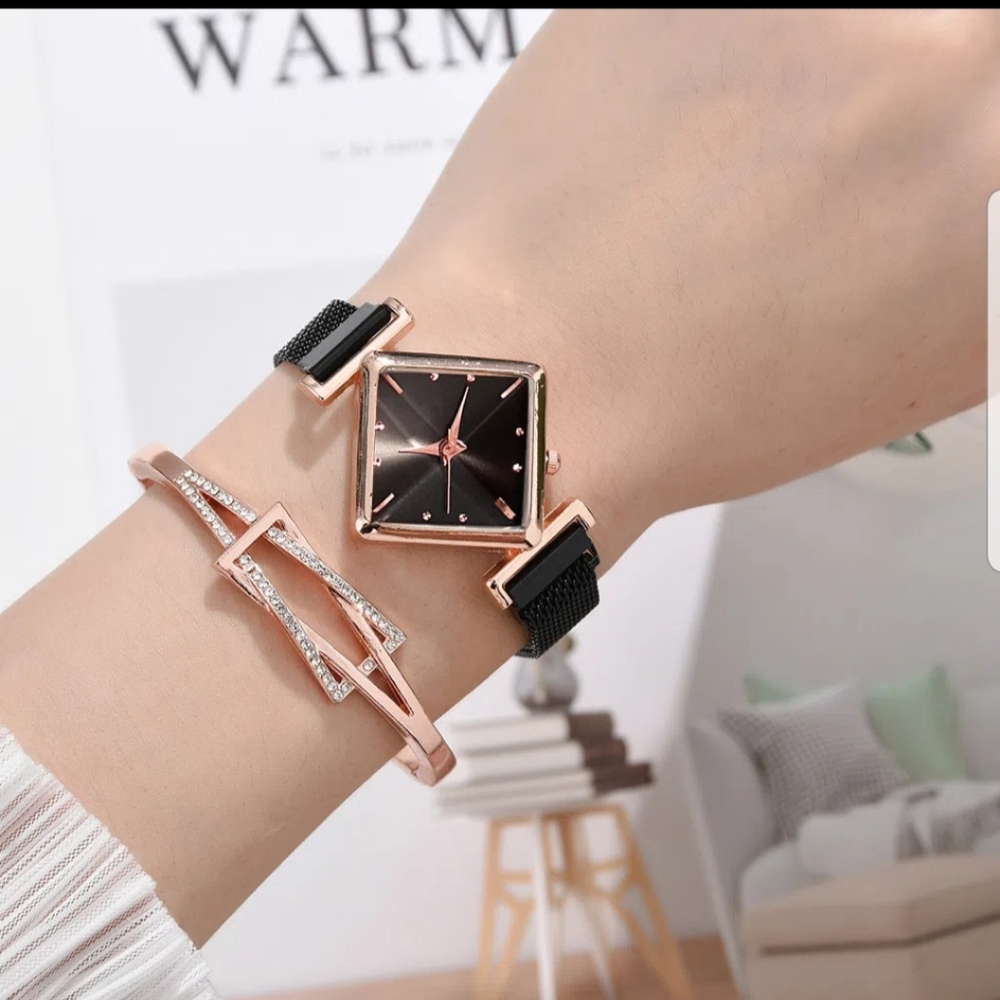 🎀NEW Mesh Strap Quartz Watch Triangle Bracelet 2pcs/set. Rose Goldtone. Black.⚘
